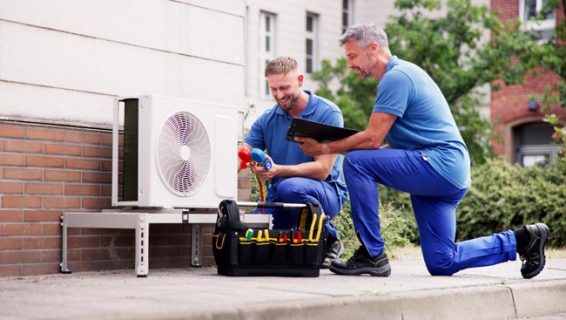 Installation de pompes à chaleur par deux techniciens